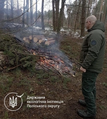 У лісі на Рівненщині виявили палія: чоловіка оштрафували на понад півтори тисячі гривень