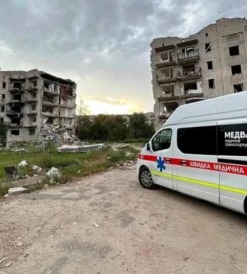 Поліціянти Херсонщини евакуювали хвору жінку з обстрілюваної Качкарівки. ВІДЕО