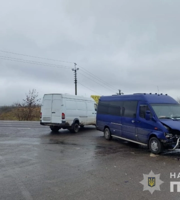 ДТП на Одещині: внаслідок зіткнення автобуса та легковика загинула жінка. ФОТО