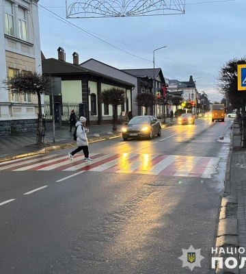 Під колеса авто на Львівщині потрапили двоє людей
