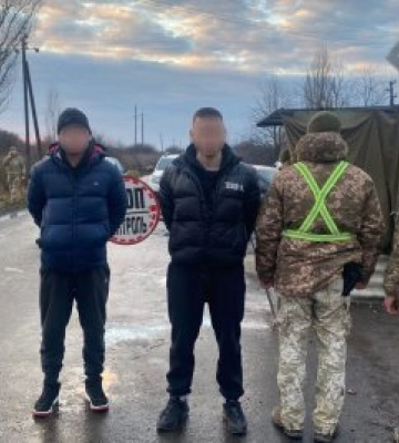 На Закарпатті затримали двох чоловіків та жінку, яка везла їх до кордону