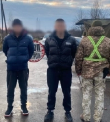Спроба незаконного перетину: на Закарпатті прикордонники зупинили авто зі «втікачами» на кордоні зі Словаччиною