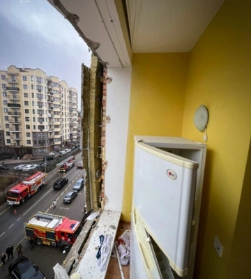 Вибух стався у багатоповерхівці Ірпеня: рятувальники показали наслідки