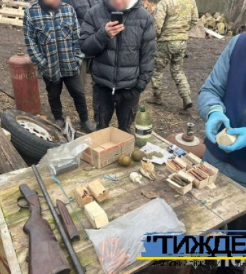 На Сумщині поліцейські викрили чоловіка, який зберігав арсенал боєприпасів та наркотики
