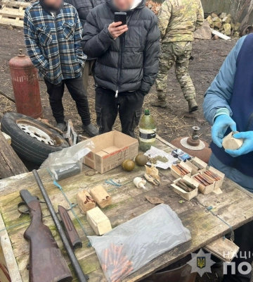 На Сумщині поліцейські викрили чоловіка, який зберігав арсенал боєприпасів та наркотики
