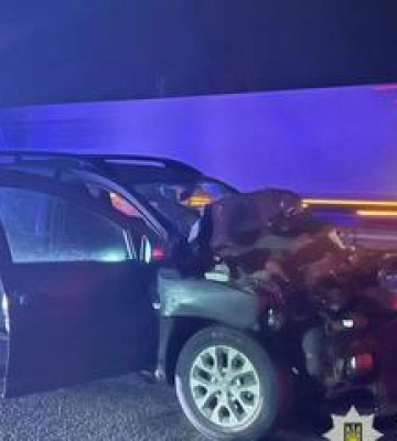 На Полтавщині легковий автомобіль зіткнувся із вантажівкою: є травмовний