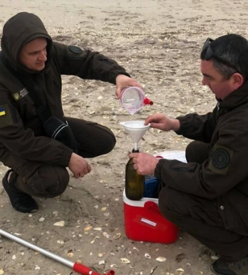 Мазут на узбережжі Одещини: екоінспекція відібрала зразки води та ґрунту для дослідження