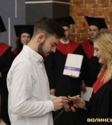 У луцькому виші під час вручення дипломів хлопець зробив пропозицію коханій 