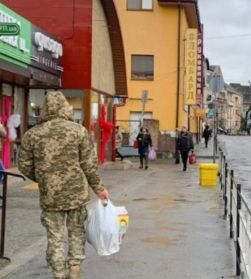 На Львівщині суд покарав чоловіка, який прогулювався вулицею у військовій формі На Львівщині суд покарав чоловіка, який прогулювався вулицею у військовій формі
