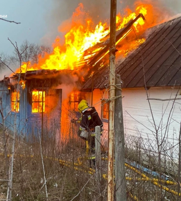 На Рівненщині сильна пожежа у сільському будинку забрала життя його літньої власниці. ФОТО