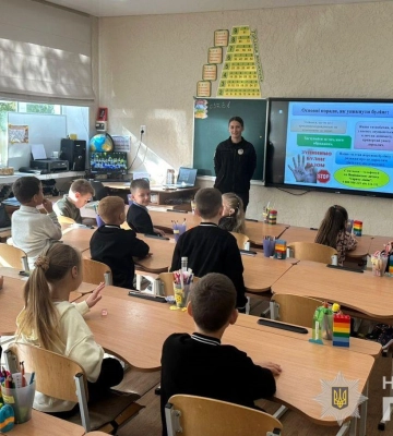 Як не стати жертвою булінгу: одеські поліцейські провели уроки безпеки для дітей