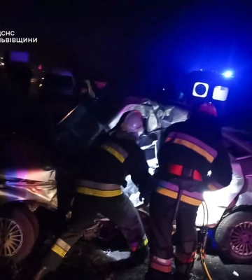Смертельна ДТП на Львівщині: рятувальникам довелося вирізати загиблого водія із розтрощеного легковика