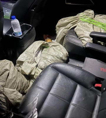 Перевозив кілька мішків бурштину за підробленими документами - поліція Рівненщини викрила водія. ФОТО
