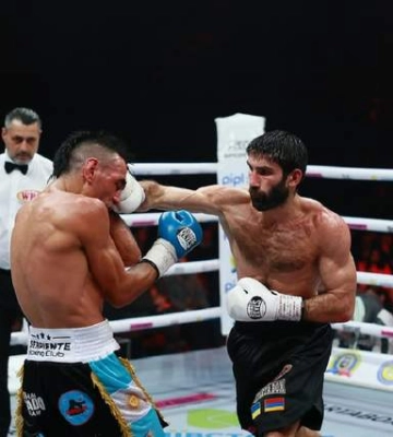 Украинский чемпион защитил титул, трижды отправив соперника в нокдаун