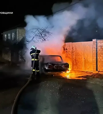 "Ночував" біля будинку: у Дніпрі вщент згорів автомобіль