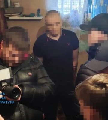 В Одесі викрили трьох чоловіків, які шантажували військовослужбовця після втрати батька