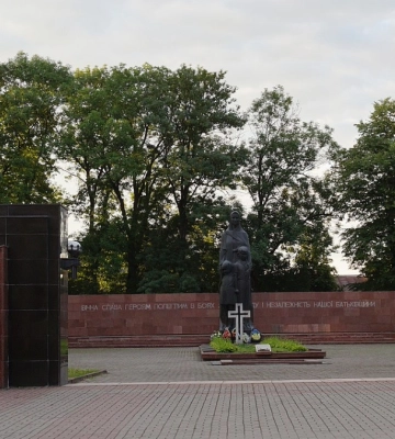 Жарти, обурення й припущення: як франківці відреагували на інформацію від мера про ймовірне перенесення радянських поховань