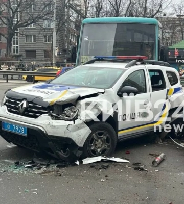 У Києві маршрутка протаранила два поліцейських автомобілі, відео