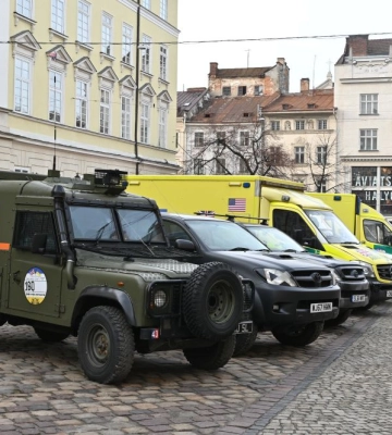 У Львові британці передали 11 машин для ЗСУ