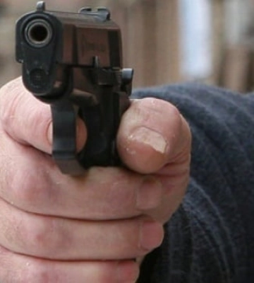 У Черкасах затримали чоловіка, який вирішив розібратись у конфлікті на зупинці за допомогою пістолета