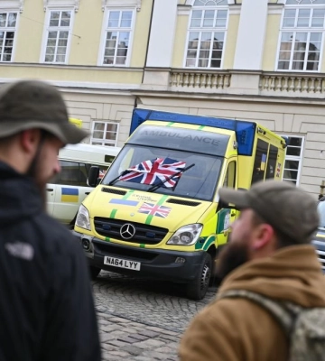 11 автівок для війська. У Львові британські волонтери передали допомогу