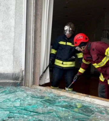 У Сумах на місці удару російських безпілотників йдуть аварійні роботи