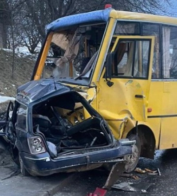 На Львівщині легківка зіткнулася з автобусом. Є жертви