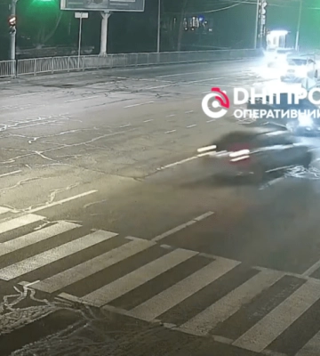 У Дніпрі на набережній &quot;Skoda&quot; влетіла в огорожу після зіткнення з &quot;Mazda&quot; (ВІДЕО)