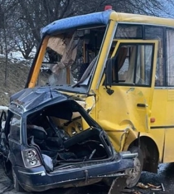 Смертельна ДТП на Львівщині: рятувальникам довелося вирізати загиблого водія із розтрощеного легковика