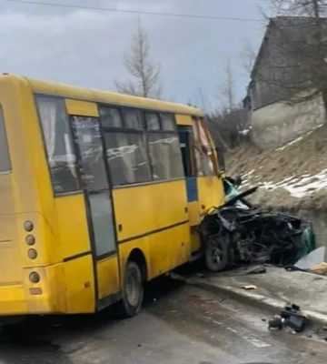 Смертельна ДТП на Львівщині: рятувальникам довелося вирізати загиблого водія із розтрощеного легковика