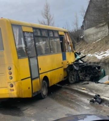 На Львівщині легківка зіткнулася з автобусом. Є жертви