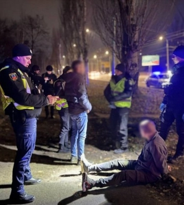 У Черкасах поліцейські затримали чоловіка, який травмував двох людей. З&#039;явилося відео