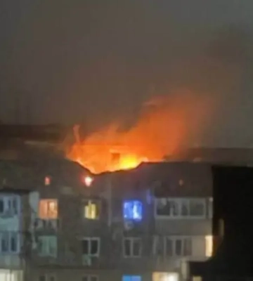 У Дніпрі &quot;шахед&quot; влучив у дах багатоповерхівки, спалахнула пожежа
