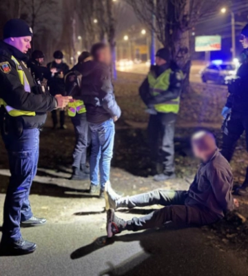 У Черкасах чоловік влаштував стрілянину на зупинці, аби розібратися в конфлікті
