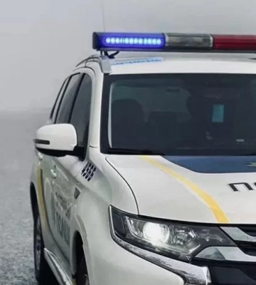У Києві маршрутка протаранила два авто поліції (ВІДЕО)