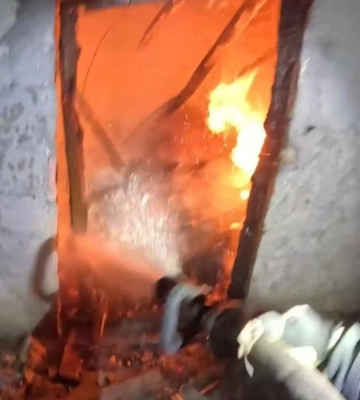 Вогонь спалив господарям на Рівненщині три тонни сіна, а от хату - врятували (ВІДЕО)