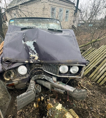 На Харківщині водій протаранив дерево та втік з місця ДТП