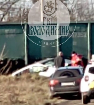 У селищі на Волині автівка в'їхала під потяг, рух заблоковано