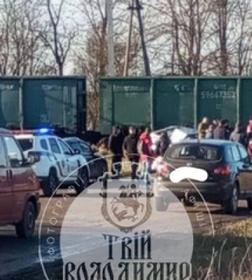 У селищі на Волині автівка в'їхала під потяг, рух заблоковано