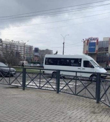 На аварійно-небезпечному перехресті у центрі Миколаєва прибрали пішохідний перехід