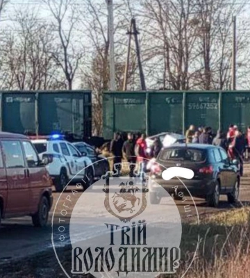 У селищі на Волині автівка в'їхала під потяг, рух заблоковано