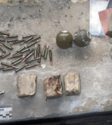 На Херсонщині провели одночасно 19 обшуків, щоб перекрити канали незаконного збуту зброї