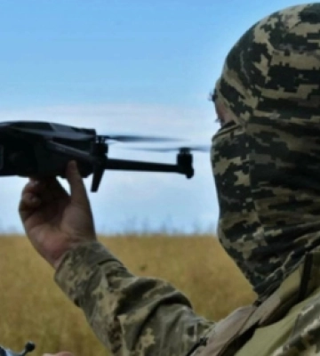 Волинський ветеран з ампутацією руки щодня робить десятки скидів для дронів (відео)