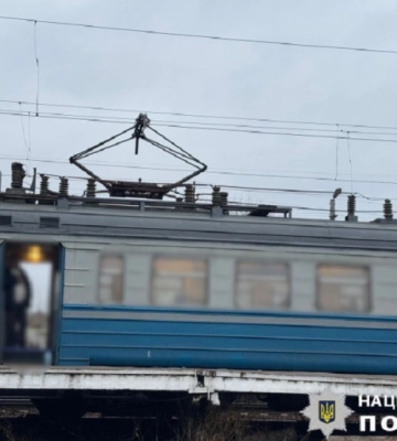 На залізничній станції «Бобрик»підліток заліз на дах потяга та отримав опіки