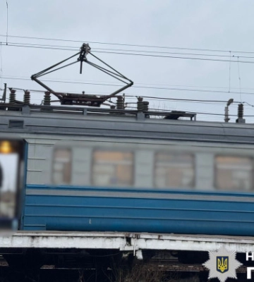 На Київщині госпіталізували з опіками підлітка, який виліз на дах вагону під час руху потяга
