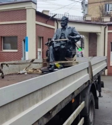 У Києві демонтували пам’ятник російському вченому Івану Павлову