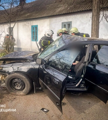 В Ізмаїлі рятувальники звільнили молоду жінку з пошкодженої під час ДТП автівки