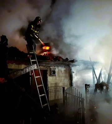У Міжгір'ї пожежа охопила хлів та дровітню