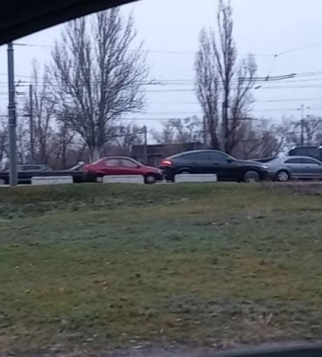 Затор у Дніпрі: на ключовій дорозі міста завмер рух транспорту