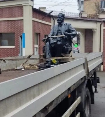 У Києві демонтували пам’ятник російському вченому Івану Павлову